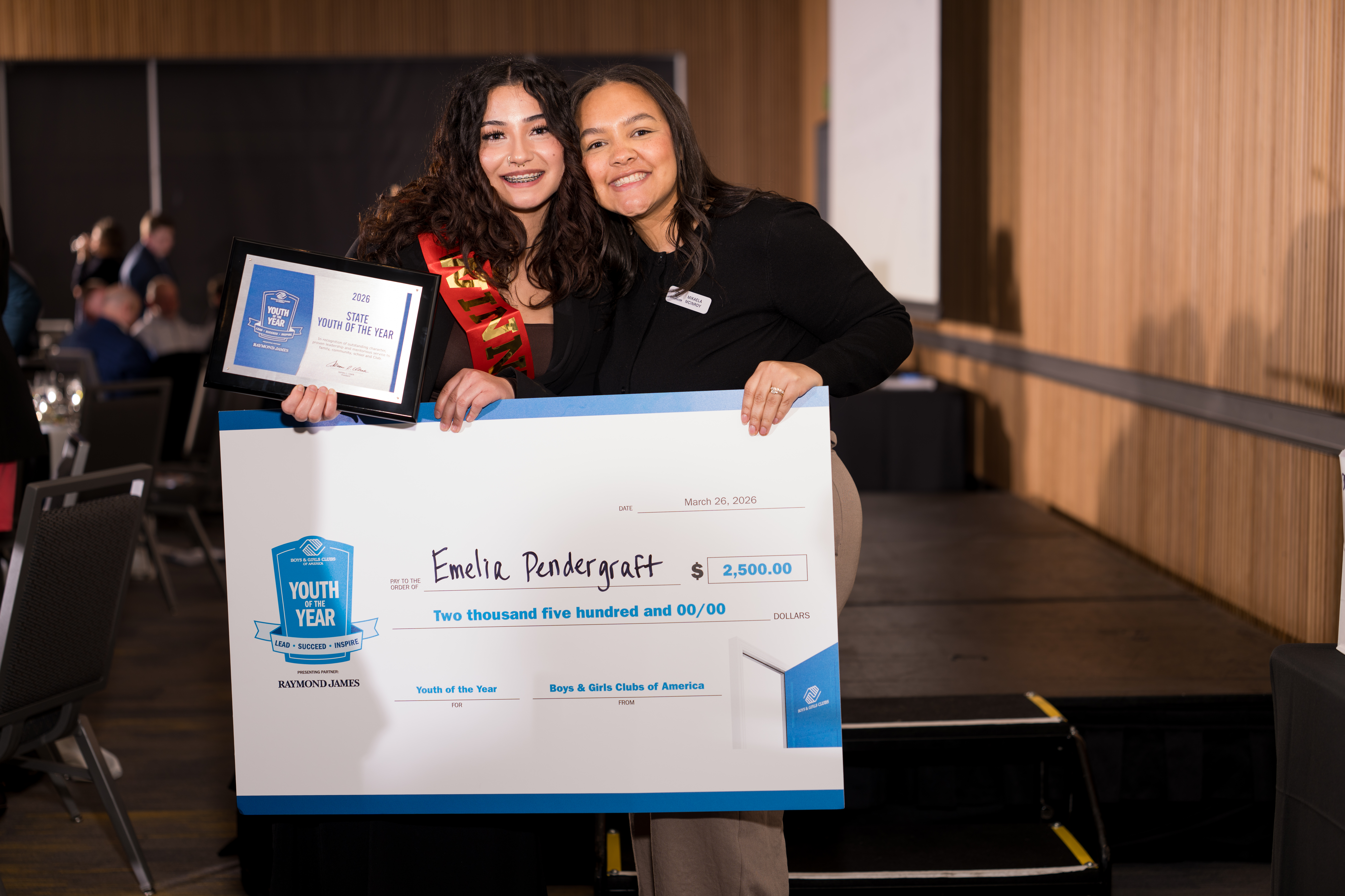 Candid guest interaction at a Seattle event – PhotoYari Photography